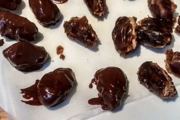 dates with and without chocolate